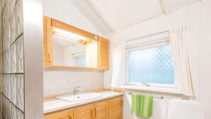 House | Bathroom - 6 Person Holiday Home in Blavand (Blavand)