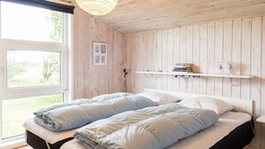 House | 3 bedrooms, individually furnished, bed sheets - 6 Person Holiday Home in Henne (Henne)