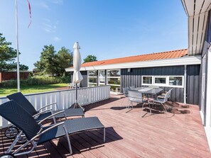 House | Outdoor dining - 6 Person Holiday Home in Henne (Henne)