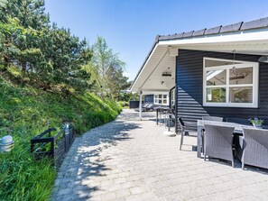 Exterior - 8 Person Holiday Home on a Holiday Park in Blåvand (Blavand)