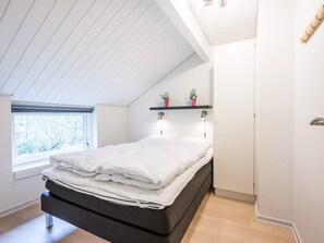 House | 4 bedrooms, individually furnished, bed sheets - 8 Person Holiday Home in Oksbol (Oksbol)