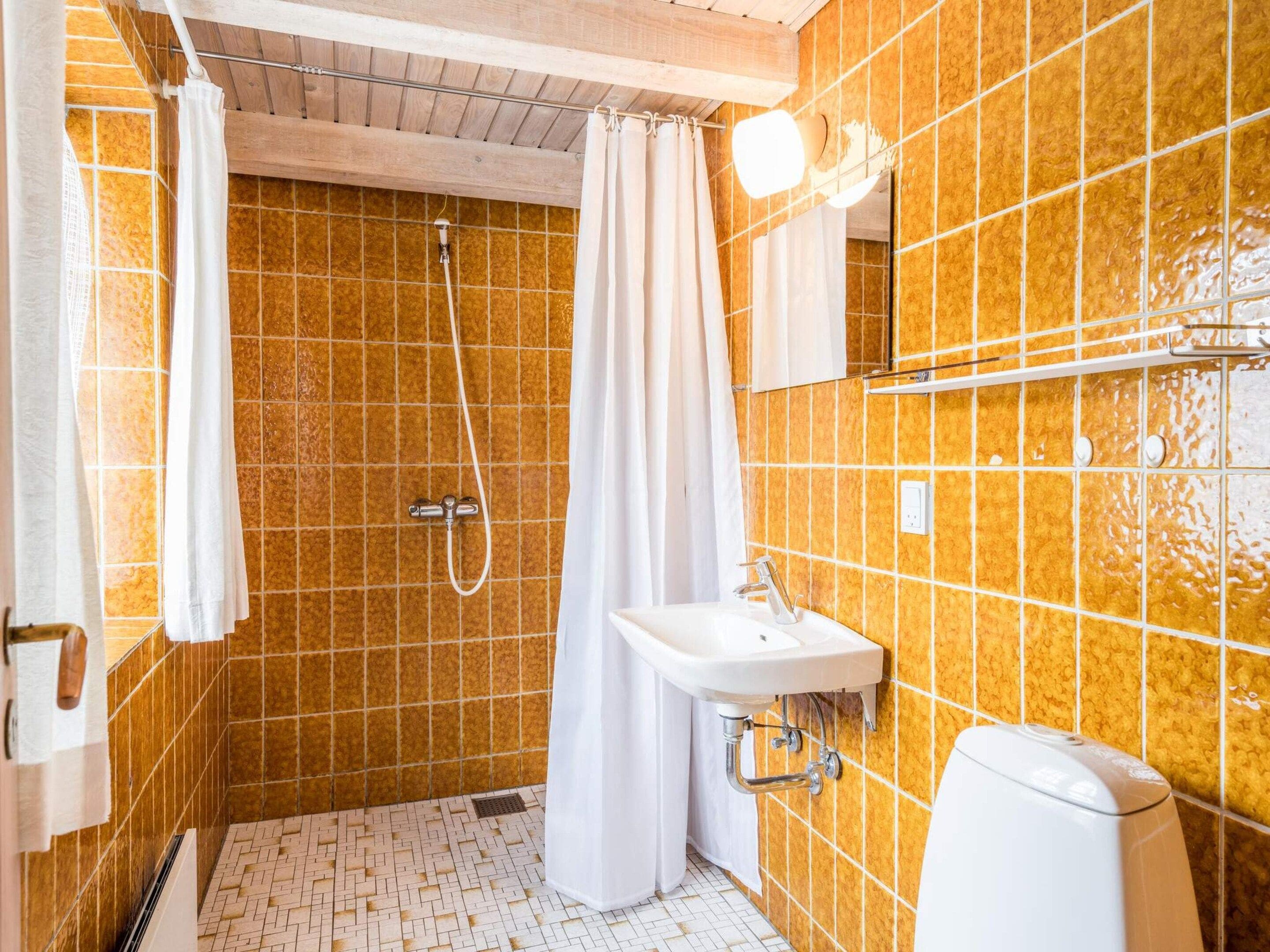 Kylpyhuone, jossa on suihku, pesuallas ja wc.