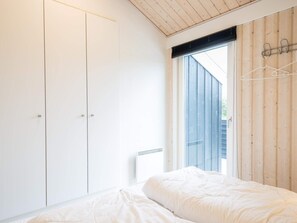 3 bedrooms, individually furnished - 6 Person Holiday Home on a Holiday Park in Hemmet (Hemmet)