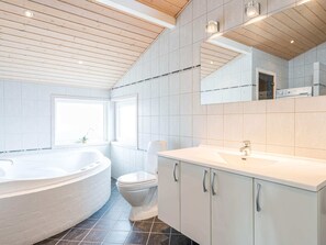 House | Spa treatment - 7 Person Holiday Home in Tarm (Tarm)