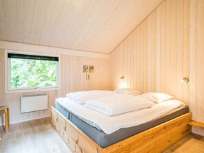 4 quartos, individualmente mobiliados, roupa de cama