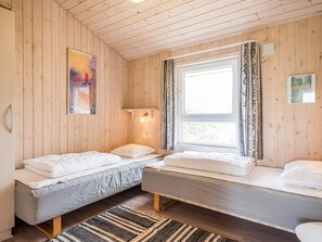 3 bedrooms, individually furnished, bed sheets - 6 Person Holiday Home in Henne (Henne)