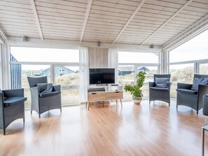 4 bedrooms, individually furnished, bed sheets