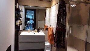 Bathtub, towels - Stylish Holiday Home in Viagrande With Swimming Pool (Viagrande)