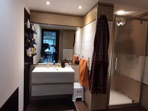 Bathtub, towels - Stylish Holiday Home in Viagrande With Swimming Pool (Viagrande)