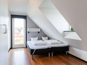 5 bedrooms, individually furnished, bed sheets - 12 Person Holiday Home in Blavand (Blavand)