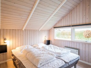 4 bedrooms, individually furnished, bed sheets - 6 Person Holiday Home in Hemmet (Hemmet)