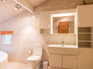 House | Bathroom - 8 Person Holiday Home in Blavand (Blavand)