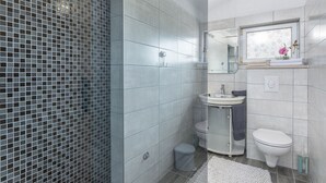 Shower, towels - Modern Apartment for Families who Want to Enjoy a Peaceful Holiday (Visnjan)