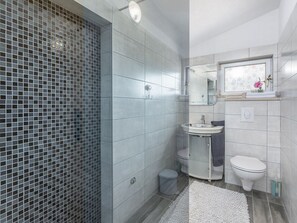 Shower, towels - Modern Apartment for Families who Want to Enjoy a Peaceful Holiday (Visnjan)