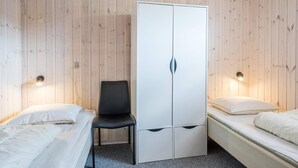 Room - 5 Person Holiday Home on a Holiday Park in Henne (Henne)