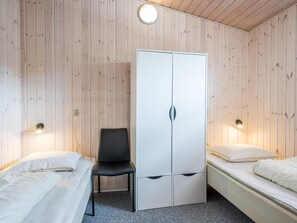 2 bedrooms, individually furnished, bed sheets - 5 Person Holiday Home on a Holiday Park in Henne (Henne)