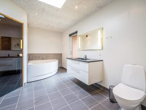 House | Bathroom - 6 Person Holiday Home in Henne (Henne)