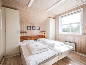 4 bedrooms, individually furnished, bed sheets