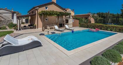 Holiday House With Private Pool, Fenced Garden and Covered Barbecue Terrace