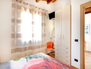Departamento | 3 habitaciones, muebles diferentes y tabla de planchar con plancha 