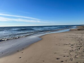 Una playa con arena y huellas.