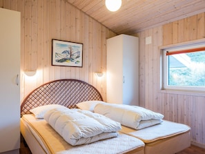 3 bedrooms, individually furnished, bed sheets - 6 Person Holiday Home on a Holiday Park in Henne (Henne)