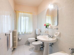 Combined shower/tub, hair dryer, towels