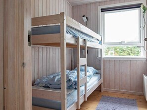 4 bedrooms, cribs/infant beds
