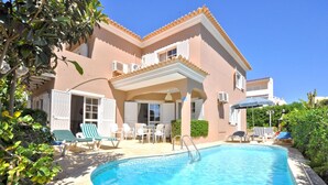 A pool area with lounge chairs and a covered patio. - Beautiful Villa Located Less Than Five Minutes Walk From the Old Village (Loulé)