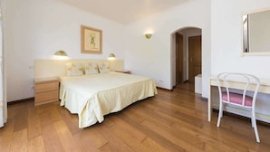 A bedroom with a bed, bedside tables, a desk, and a chair. - Beautiful Villa Located Less Than Five Minutes Walk From the Old Village (Loulé)