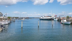 A marina with boats docked, a lighthouse, and a pier with a building. - Holiday Home in Sydals (Sydals)