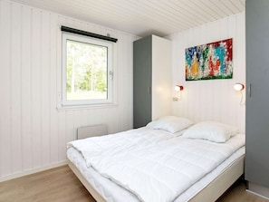 3 bedrooms, cribs/infant beds