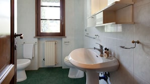 Shower, towels - Magnificent Apartment in Alberi - Montaione With Terrace (Montaione)