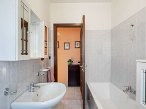 Bathtub, towels