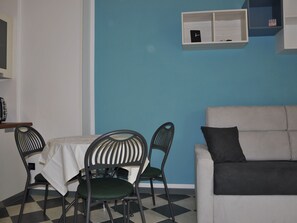 House | Dining - Vibrant Holiday Home in Lazise with Swimming Pool near 2 Lakes (Lazise)