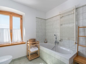 Bathtub, towels