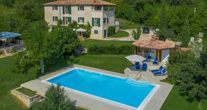 A Spacious Stone House With Heated Infinity-pool, Only 20 Min. to the Sea