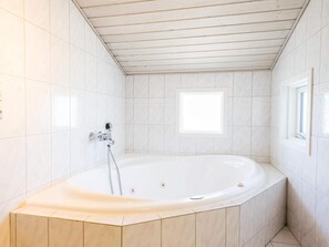 Spa treatment - 6 Person Holiday Home in Henne (Henne)