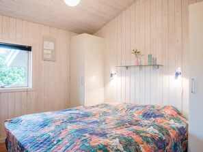3 bedrooms, individually furnished, bed sheets - 6 Person Holiday Home in Henne (Henne)