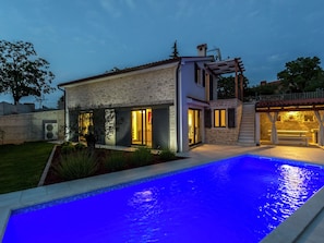 Exterior - Luxury Villa with Private Pool & Fenced Garden with Veranda near Tinjan (Tinjan)