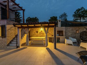 Exterior - Luxury Villa with Private Pool & Fenced Garden with Veranda near Tinjan (Tinjan)