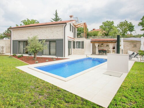 Luxury Villa with Private Pool & Fenced Garden with Veranda near Tinjan
