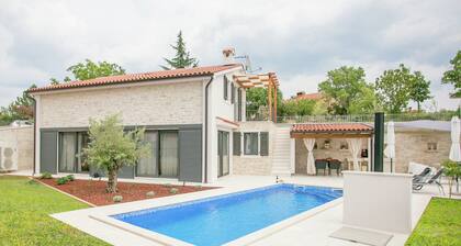 Luxury Villa with Private Pool & Fenced Garden with Veranda near Tinjan