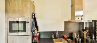 Fantastic Modern Vacation Home With Views