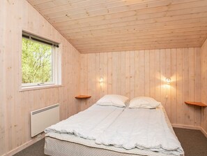 4 bedrooms, cribs/infant beds