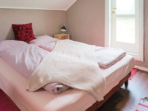1 bedroom, bed sheets