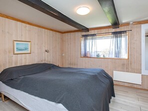 2 bedrooms, cribs/infant beds