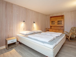 3 bedrooms, cribs/infant beds