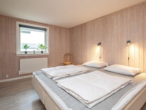 3 bedrooms, cribs/infant beds