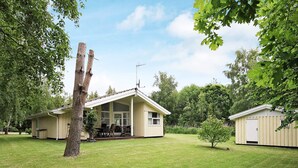 A single-story house with a porch, a small shed, and a lawn. - 6 Person Holiday Home in Gilleleje-by Traum (Gilleleje)